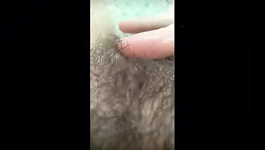 Bir köylü kız kıllı amcığını güzel müziğe güzelce çekiyor