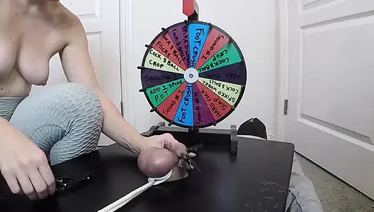 Sie führt eine 30cm Sonde ganz in seinen fleischigen schwanz ein. Bdsm-roulette spielen.