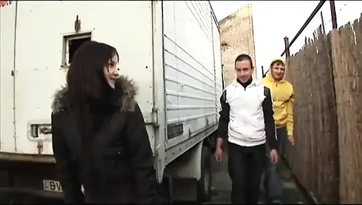 Ateşli genç kız amcık sikişi için iki adama katılıyor
