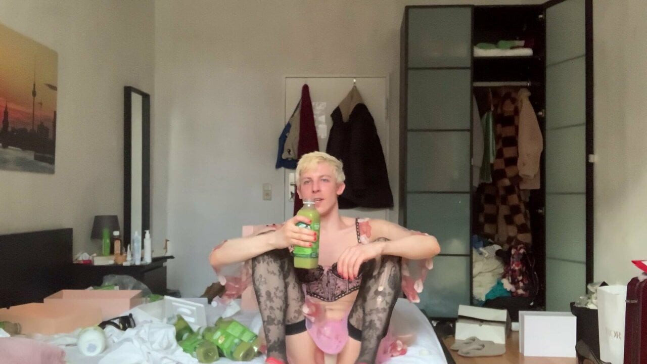 TWINK IS ALWAYS HUNGRY FOR RAW COCK