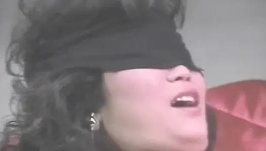 Seks foursome sama pelacur perancis dengan penutup mata sampai dicrot di muka