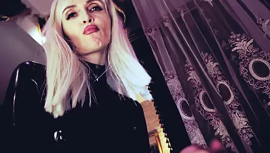Eva lateks panas bermain dengan kontol cbt mainan bdsm kink femdom fetish milf dewasa nyonya pirang