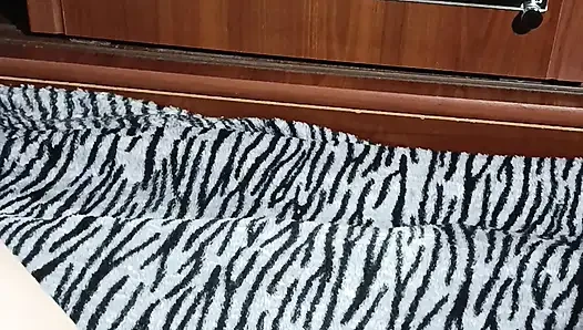 Video rekaman masturbasi cewek sange ini lagi asik masturbasi di depan cermin sambil melucuti celana dalamnya