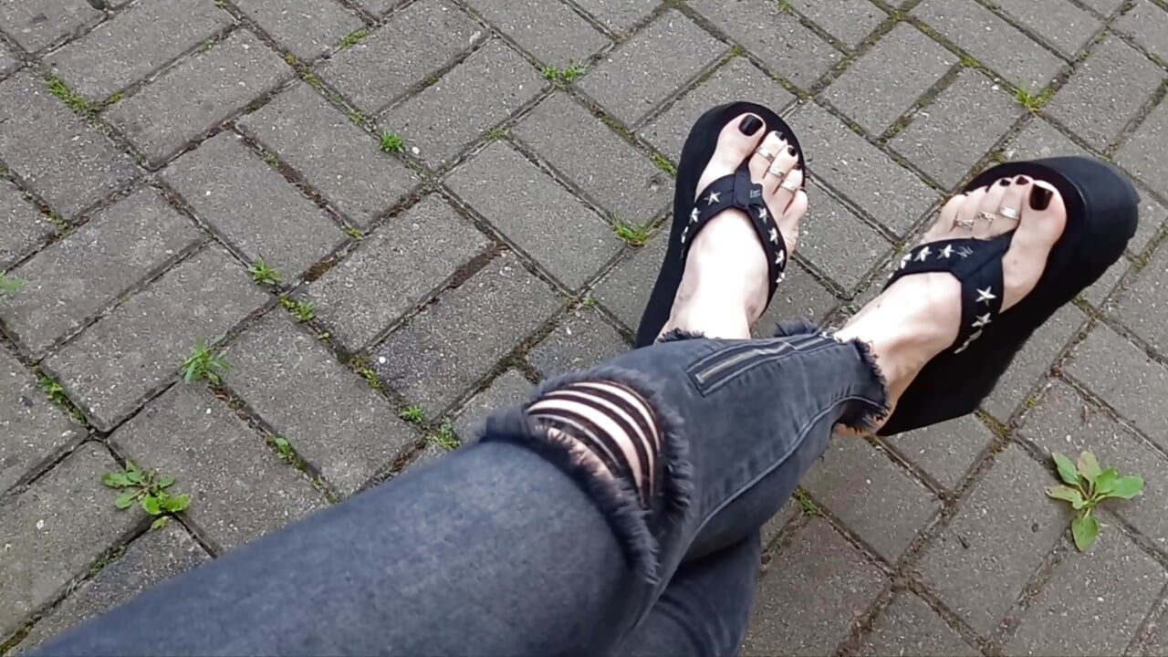 I show my feet in public on the street