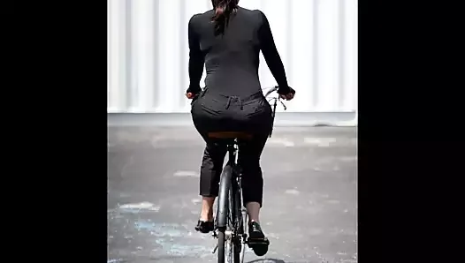 Women on bicycles (Mujeres en bicicleta)