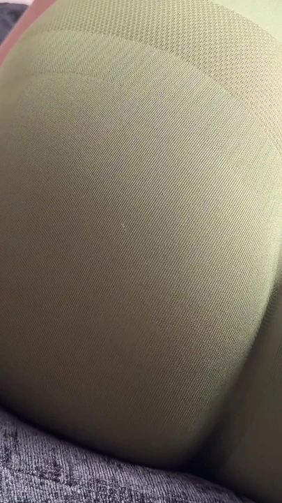 穿着瑜伽紧身裤放屁的女孩