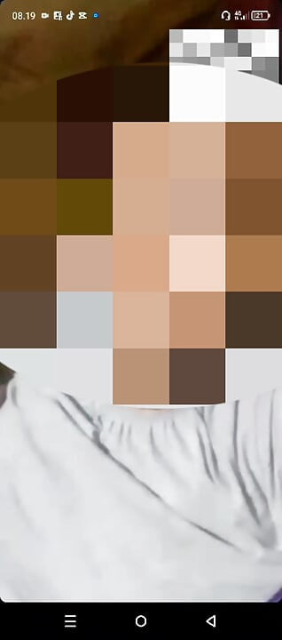 esittelee suuria luonnollisia rintojaan videopuhelussa