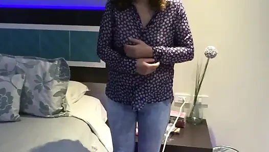 Ibu tiriku setuju untuk ngajarin aku caranya ngentot, dan dia ngentot aku habis-habisan di motel