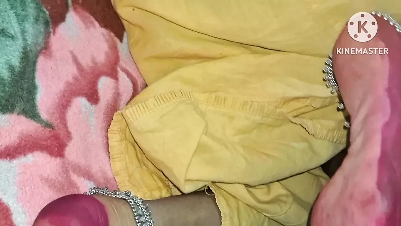 嫂子脱下衣服，在浴室里炫耀