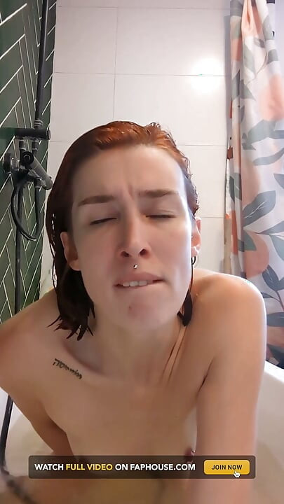 Pixie duş başlığını kullanarak küvette pembe orgazm!
