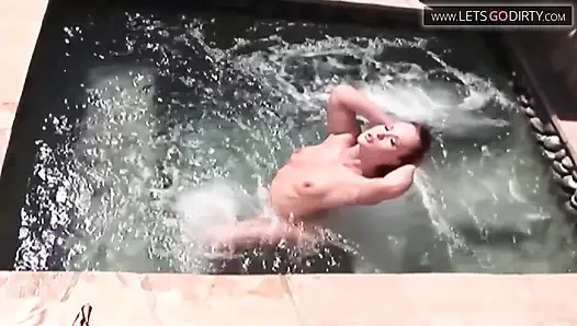 Cowok penjaga kolam renang suka seks anal