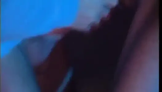 Возбужденная блондинка занимается сексом с другом его мужа