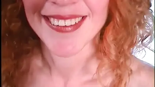 Verspielte rothaarige gibt sinnlichen blowjob