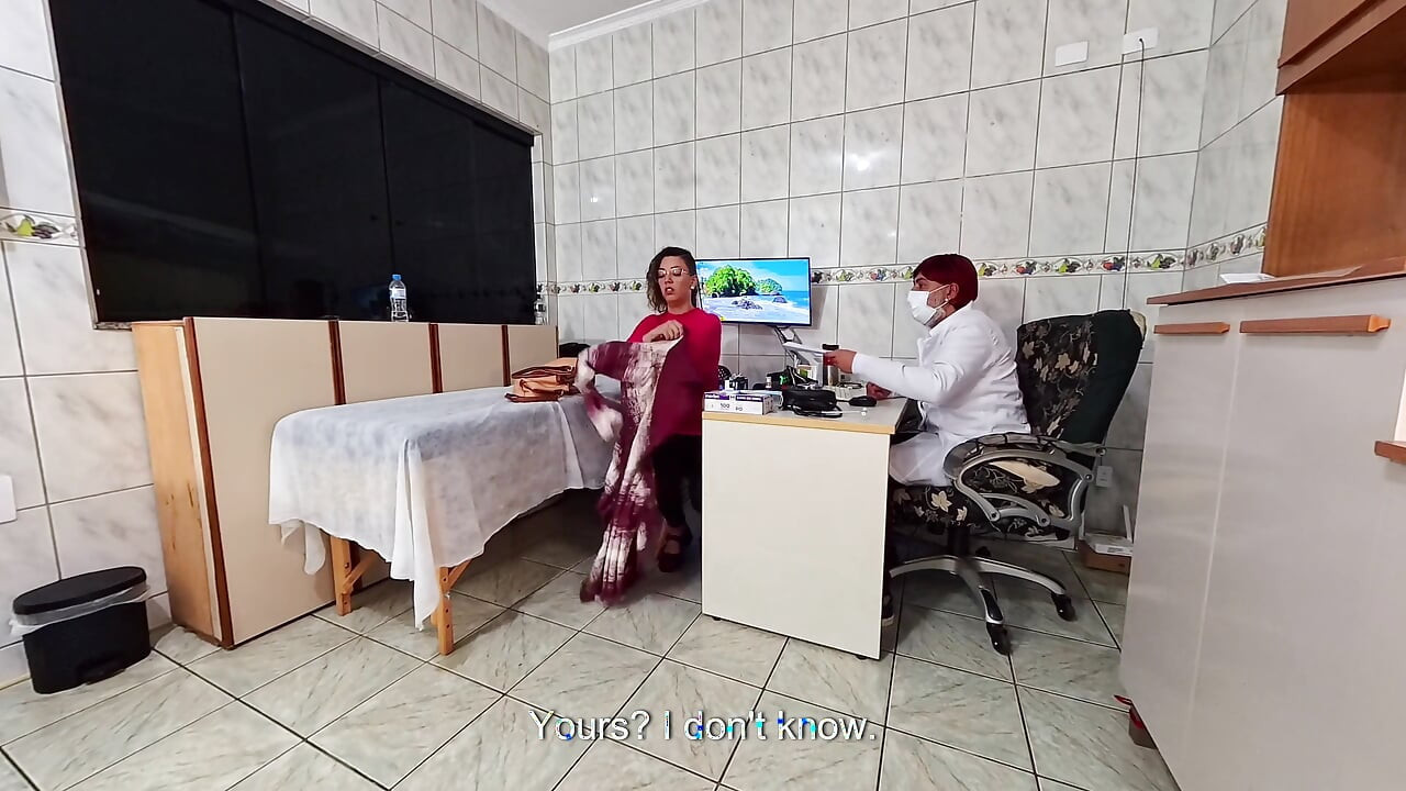 Exame anal envolvendo a inserção de um plug e sexo anal para reter sêmen dentro.