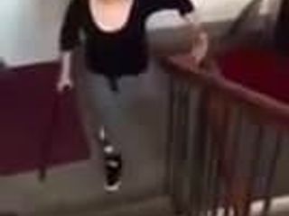 Menina amputada subindo escadas com uma muleta