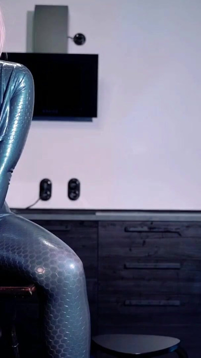 Spektakularan trenutak iz "Plavi lateks gumeni catsuit FemDom POV video besplatno"