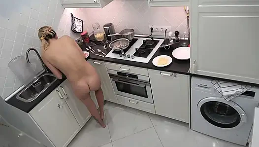 Üvey kız kardeşim mutfakta imza yemeğini hazırlıyor