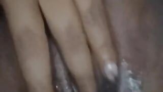 Прия трахает пальцами киску индийскую девушку