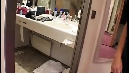 Yuvarlak götlü spex esmer bakış açısıyla sikiliyor