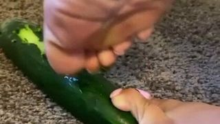 Ongles d'orteils grattant le concombre 2