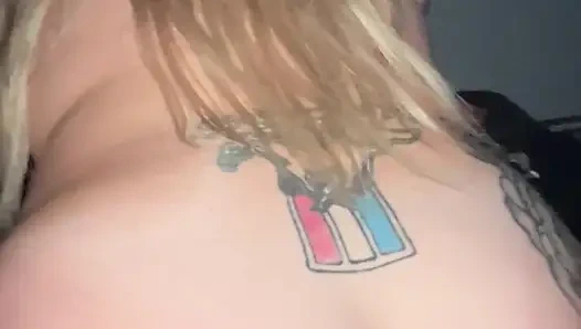 Идеальная зрелая натуральная татуированная милфа дает мне СКАЧКУ моей жизни!!