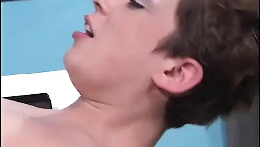 Atemberaubendes brünettes teen hüpft auf dem schwanz eines älteren typen