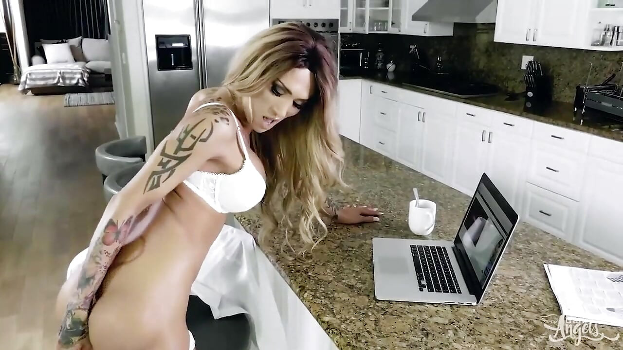 Trans Angels - peituda beleza Mia Maffia começa sua lista de tarefas com foder o jardineiro sexy
