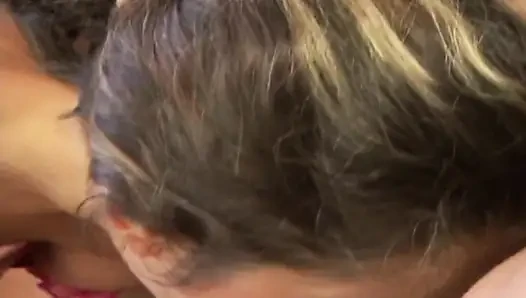 Hengst leckt brünettes muschi, dann lutscht sie seinen schwanz, hardcore