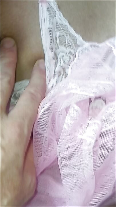 Mladý femboy s hormony- Prsa prsa jsou poprvé ošukána v růžové noční košili