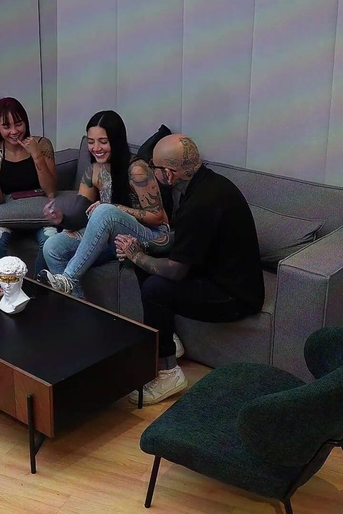 Jaká! Šukám Nejlepší Kamarádku Své Sestry Přes Roztrhané Džíny, Zatímco Si Hrajeme