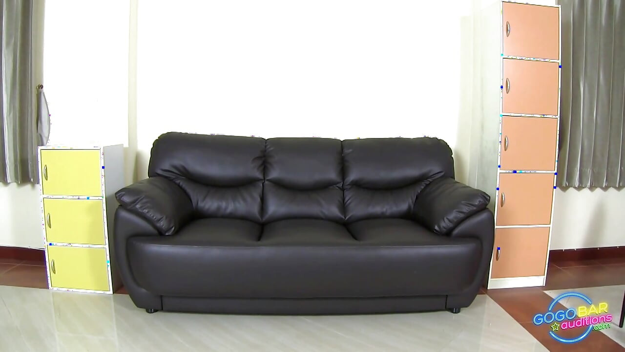 Chica cachonda disfruta de una gran polla dentro de su jugoso coño