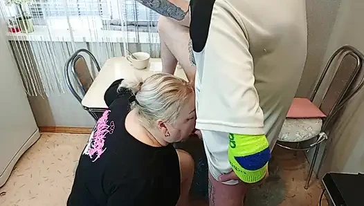 Öğleden sonra, komşumu mutfakta ağzından sikiyorum ve boşalıyorum