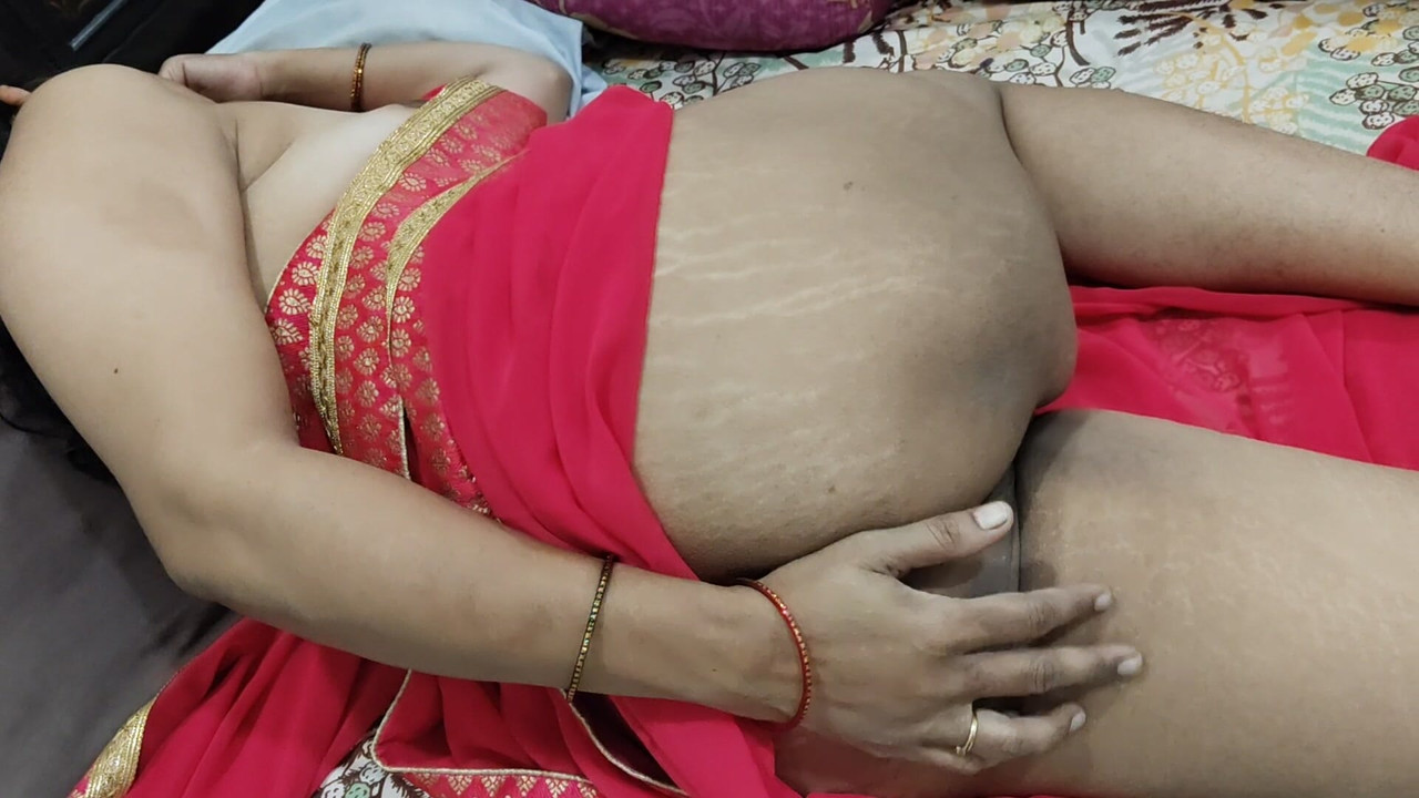 Riya bhabhi 展示她的屁股