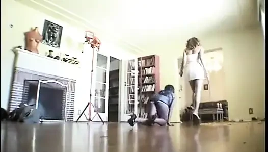 Büyük götlü zenci sürtükler kanepede uzun beyaz bir yarakla sert sikiliyor