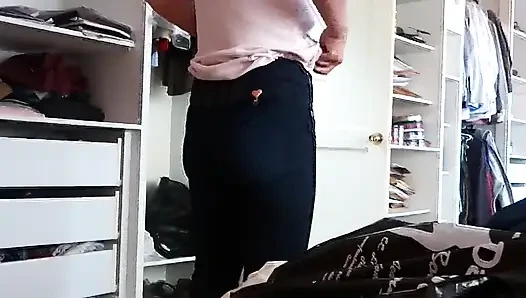 Meine stiefmutter probiert jeans an, während ich masturbiere und ihren dicken arsch und ihre haarige muschi bewundere.