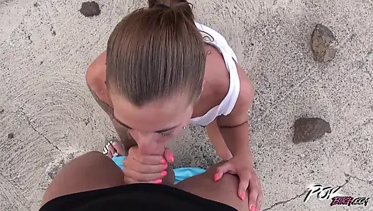 Genç bomba her deliğini açmak için bir et deliği kullanıyor