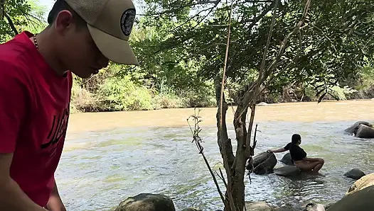 Beni nehirde çıplak gördükten sonra açık havada bilinmeyen genç bir latinle sert sikişiyorum