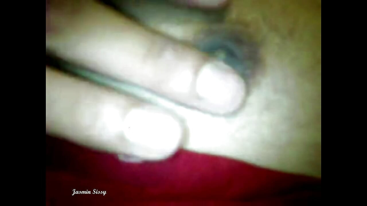 Sissy Jasmin - Desi indijski femboy Tgirl podivlja na svojim tvrdim bradavicama