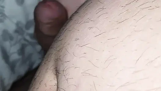 Üvey anne üvey oğlunun dinlendiğini görünce heyecanlandı ve elle muamele ile onu elleriyle gerçekten rahatlatmak istedi