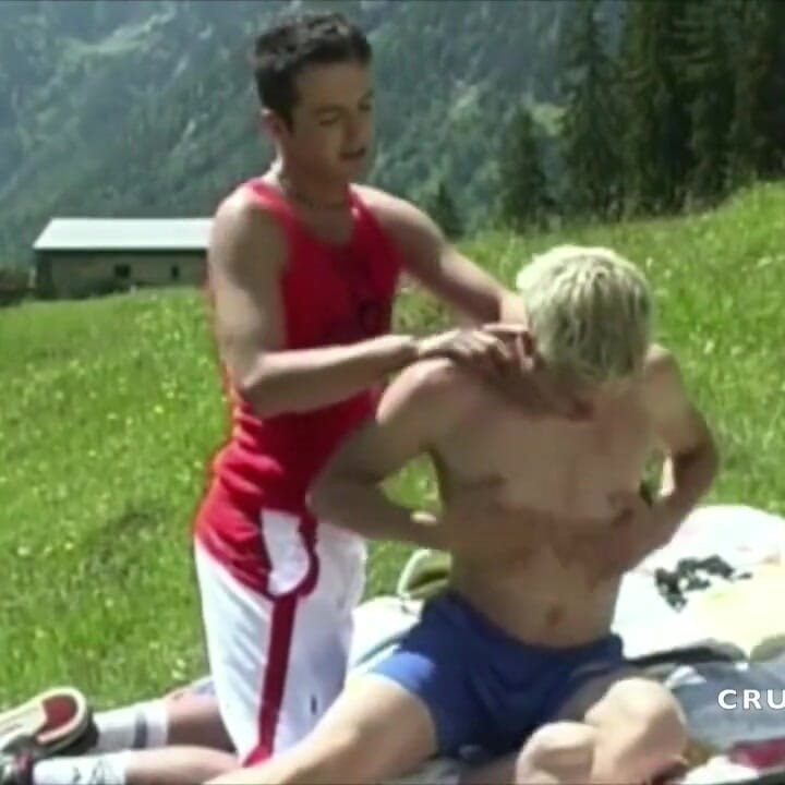 Zwei sexy latino-twinks ficken in der ausstellung in dem berg im freien