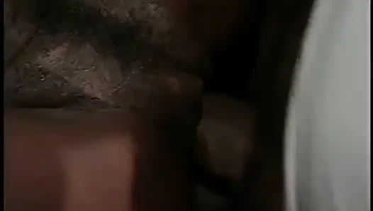 Doğal göğüslü zenci genç kız amını siyah yarakla siktiriyor ve sonra yüzüne boşaltıyor