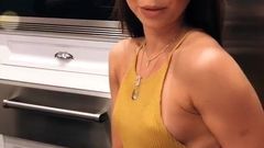 kısa sarı elbise pokie meme ile Sarah hyland