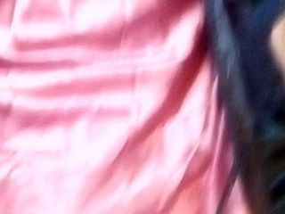 Silky jay 穿着粉色缎面短睡衣