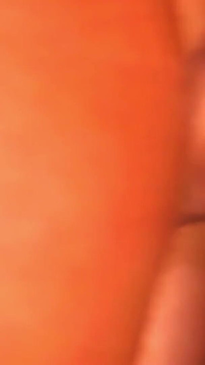 Smuk rig desi social media influencer-pige rider en stor pik og får cumshot på mave og fisse efter festen | Klip 2