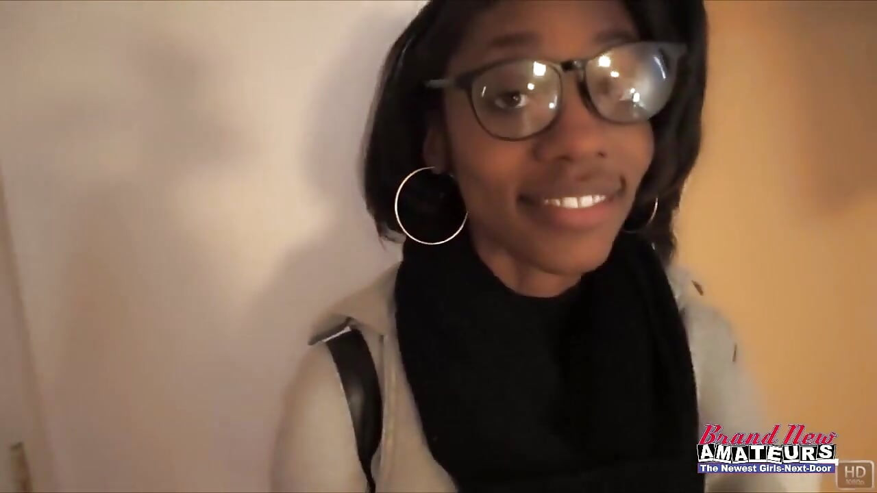 Sylvia, petite brune ringarde, prend une gorge profonde baveuse puis se fait sodomiser !