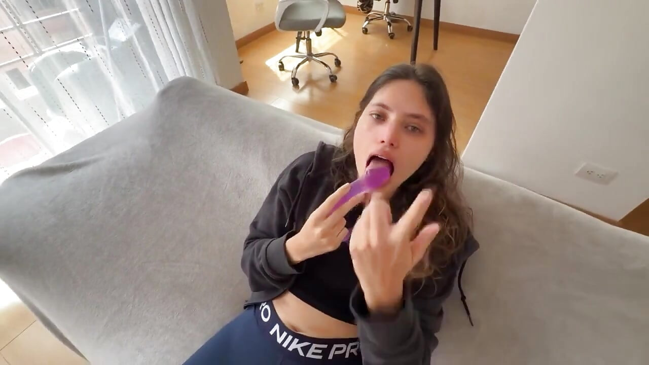 She Likes to Fuck Her Ass