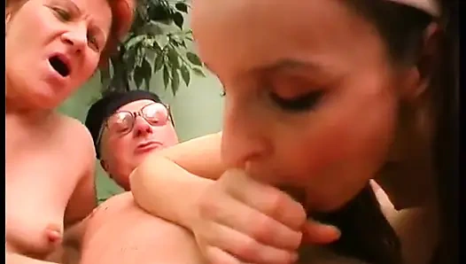 Olgun karısı yardım ederken sevimli esmer genç kızı sikiyor