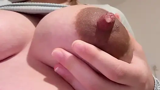 Adik tiri India yang lagi hamil besar pamer perut bahenolnya di kamar mandi