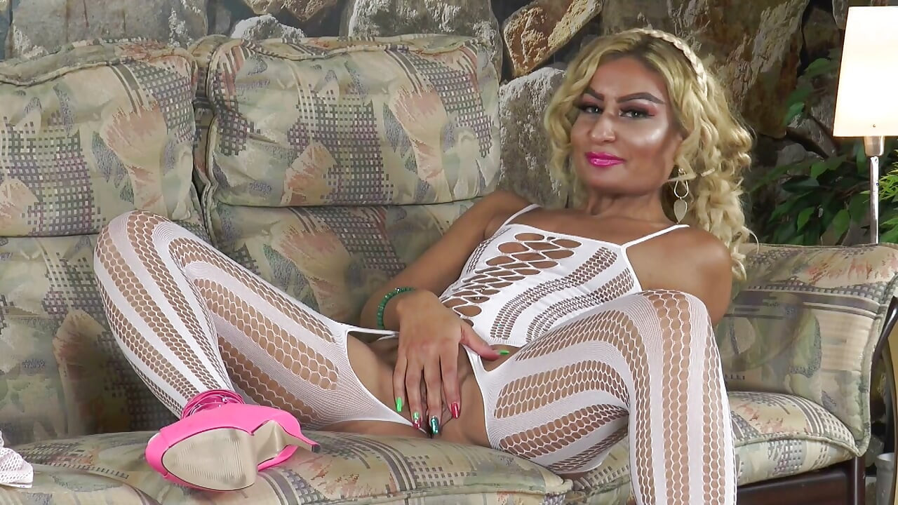 Cuatro modelos alemanas chupan y follan con medias