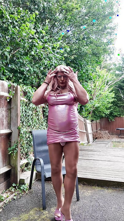 Pembe parlak elbisem seksi dikişsiz külotlu çorap ve topuklu ayakkabılarla seksi travesti kellycd2022